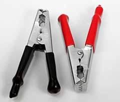 2050(-) CLIP PARA BATERIA 50 AMPER AISLADO NEGATIVO