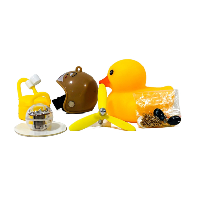 OR-DUCK007 PATITO DECORATIVO PARA AUTO, BICI O MOTO CASCO MARRON DIBUJO HAMSTER CON ANTEOJOS, CADENA Y HELICE