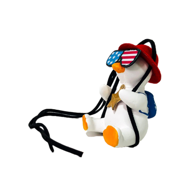 OR-DUCK016 PATITO DECORATIVO COLGANTE DE CERAMICA PARA AUTO AMERICAN DREAM CON GAFAS, MOCHILA Y COLLAR TIPO USA