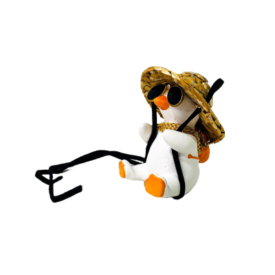 OR-DUCK017 PATITO DECORATIVO COLGANTE DE CERAMICA PARA AUTO PANAMA STYLE CON SOMBRERO, MOCHILA, GAFAS AVIATOR Y COLGANTES